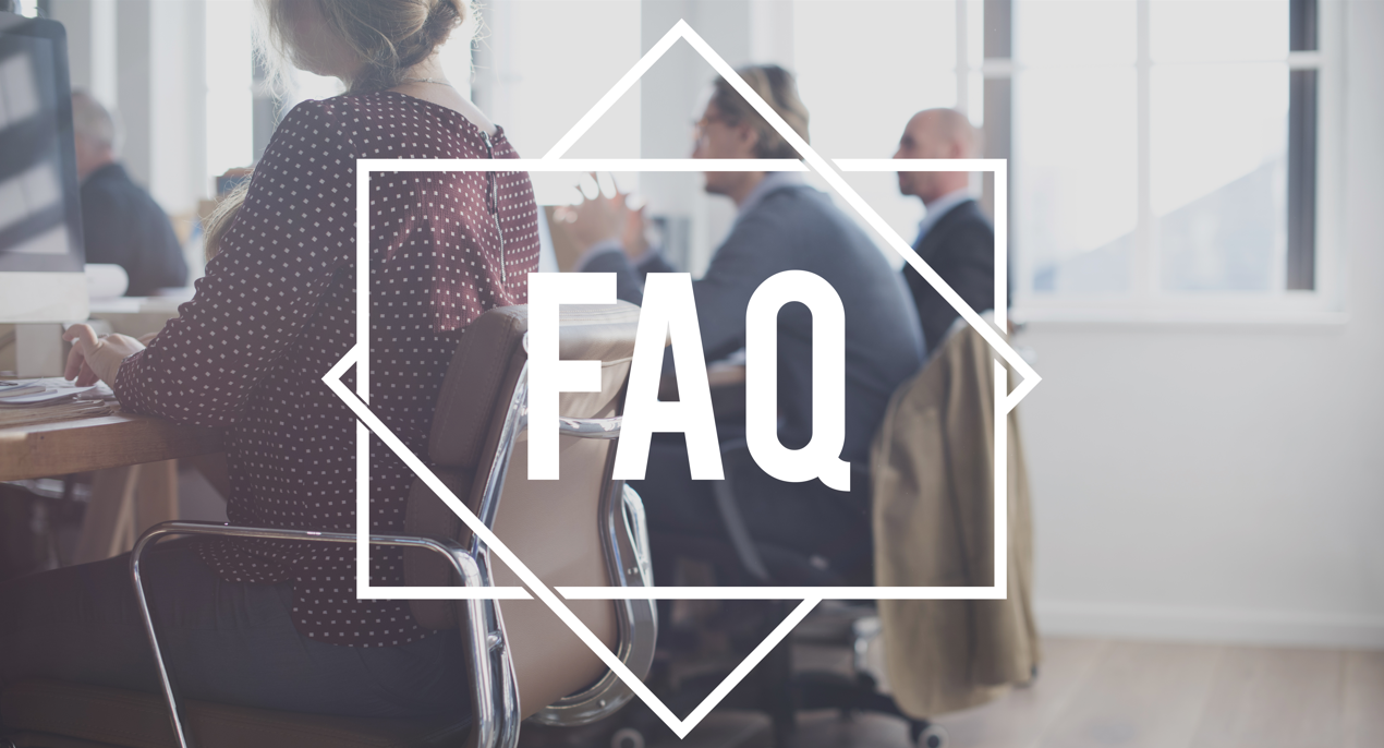 Mensen zitten op stoel te luisteren met daaroverheen de tekst 'FAQ'. Ter illustratie van het CCV-dossier Veiligheid en zorg.