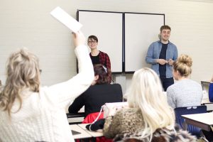 Klas met studenten - illustratie in het dossier wapens en jongeren van het CCV.