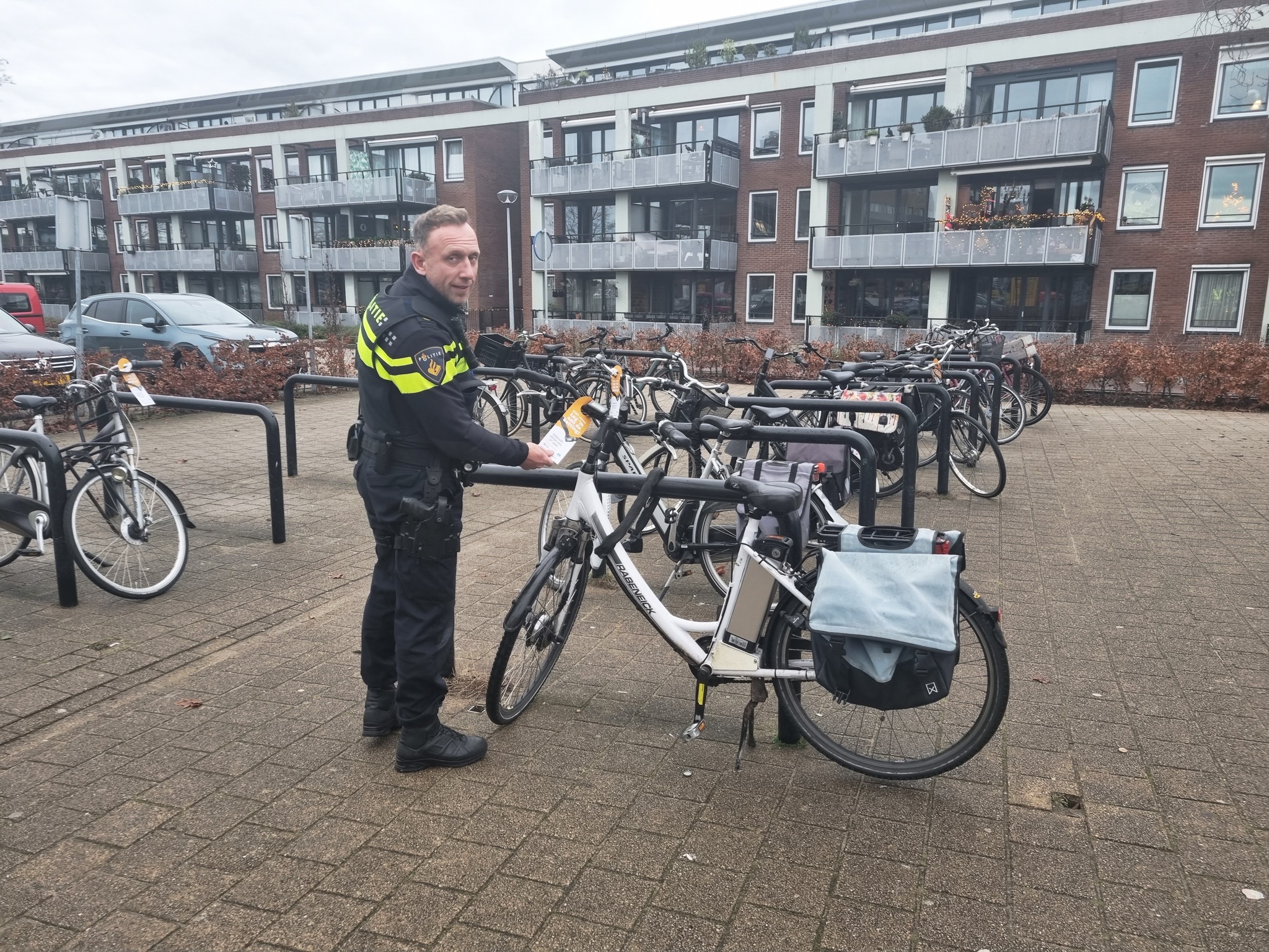 Politie Ede hangt flyers aan fietsen om burgers alert te maken op fietsdiefstal