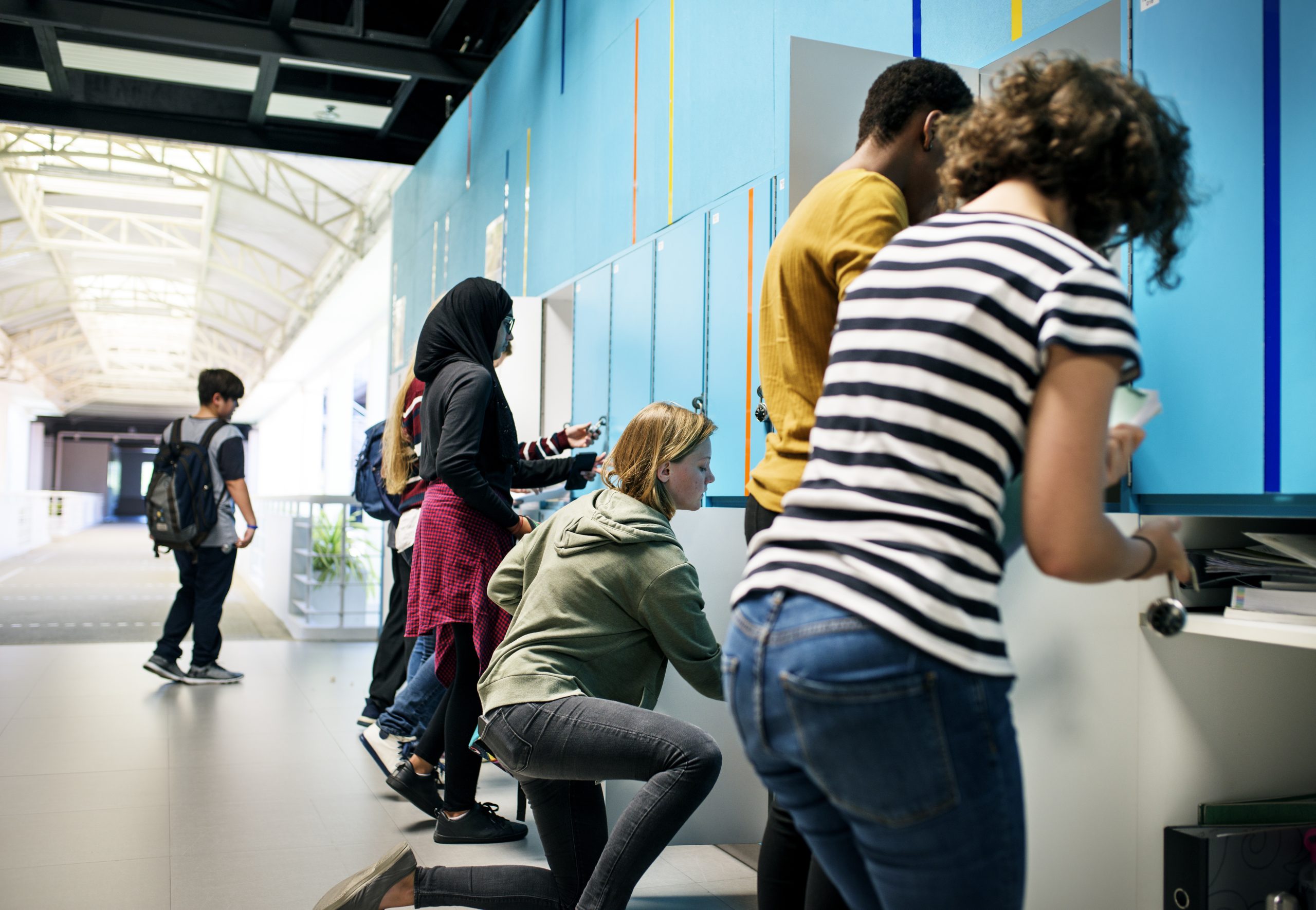Groep studenten op school - illustratie in dossier wapens en jongeren van het CCV.