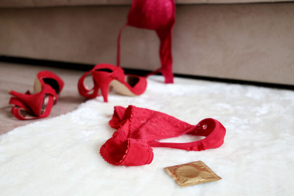 Lingerie en condoom op bed. Illustratie bij CCV-nieuwsbericht.