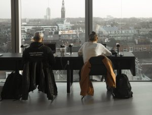 Studenten op school - illustratie in het dossier wapens en jongeren van het CCV. 