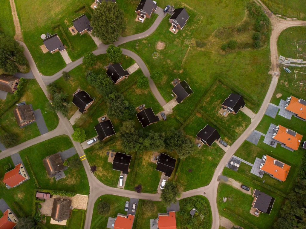 Foto vanuit de lucht van een vakantiepark. Ter illustratie van het CCV-dossier Veilige Vakantieparken.