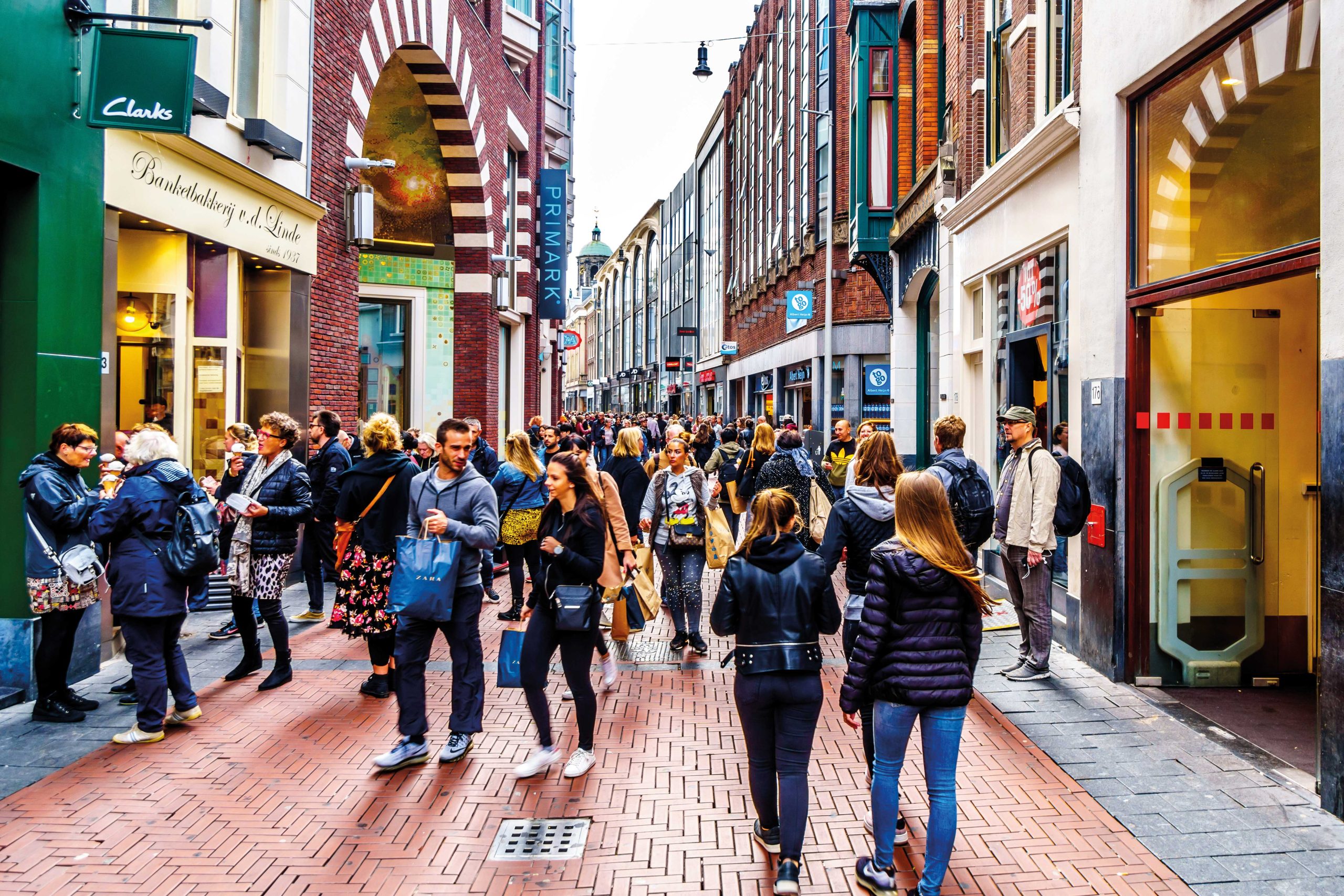 Mensen die winkelen in een drukke winkelstraat