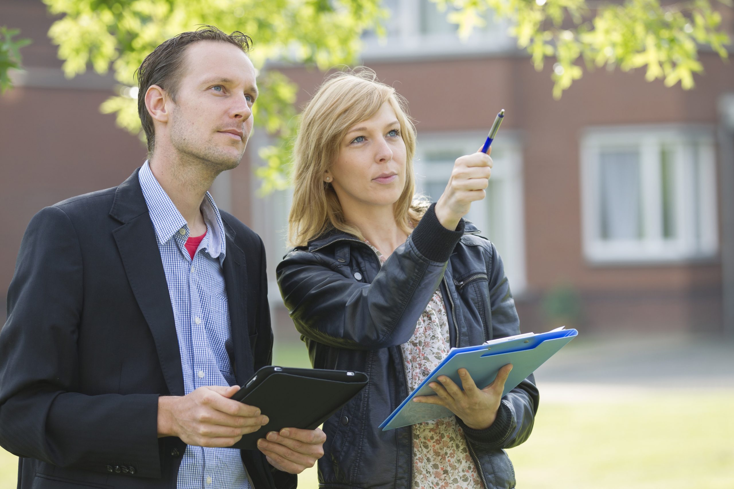 CCV-keurmerken - VRKI - inbraakbeveiliging - Een man en een vrouw inspecteren de buitenkant van een pand.