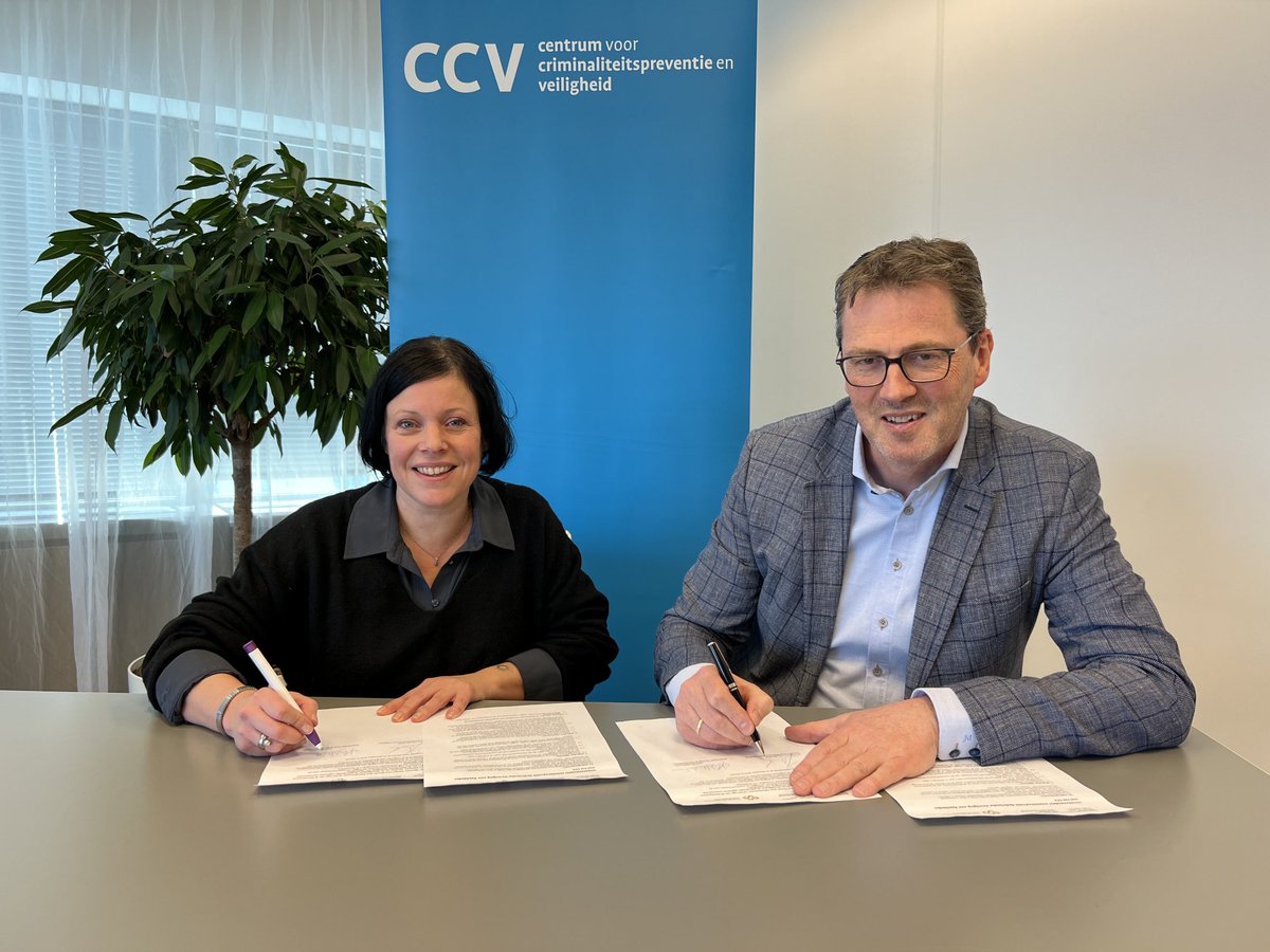 voorzitter Hanneke Willemstein van de Nederlandse Vereniging voor Raadsleden en CCV-directeur Patrick van den Brink