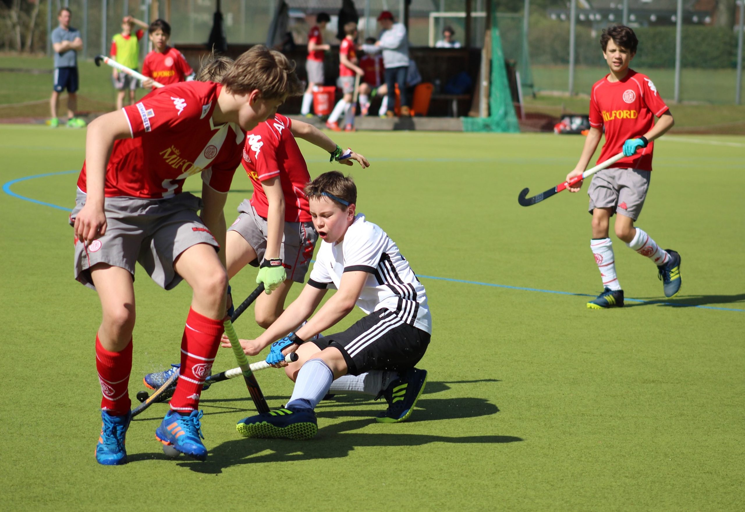 Kinder op hockeyveld