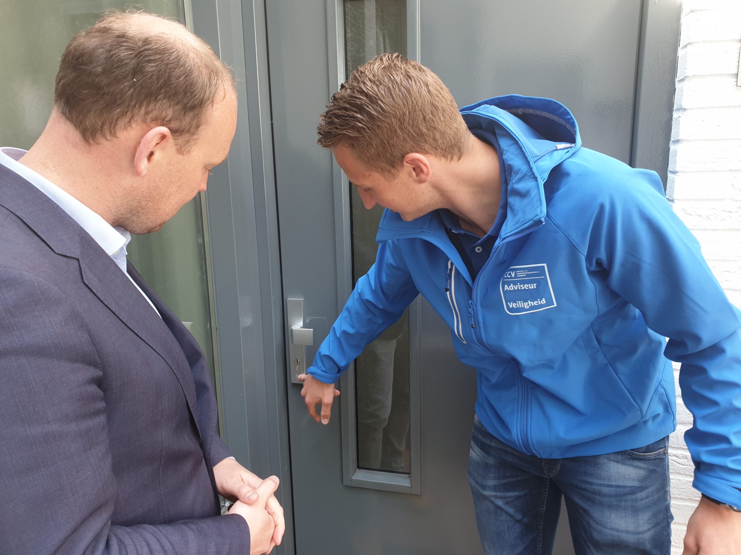 Veilig Wonen Scan uitgevoerd door een adviseur van het CCV bij het huis van een raadslid.