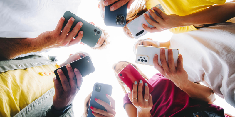 Jongeren die op hun telefoons kijken