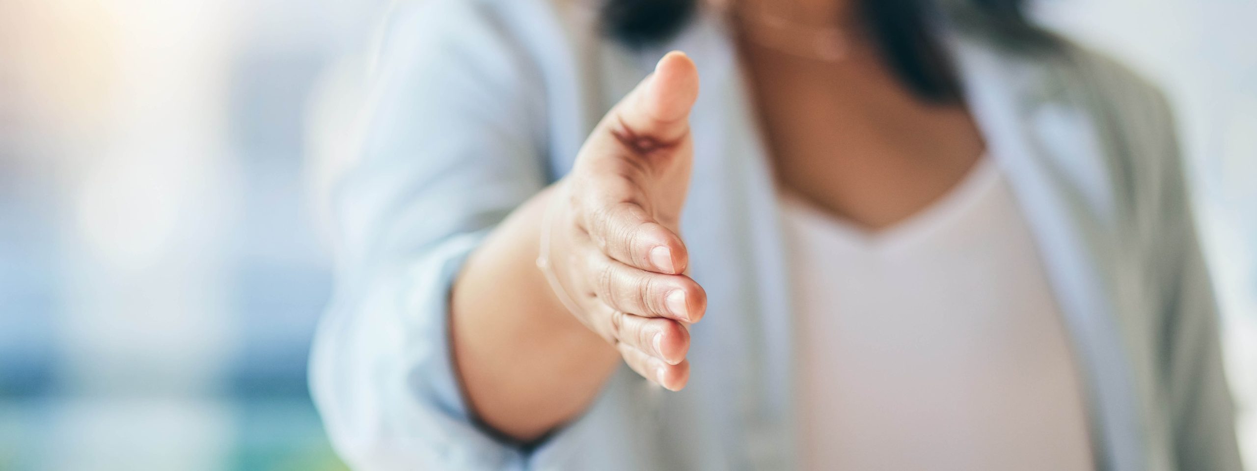 Vrouw die een hand geeft