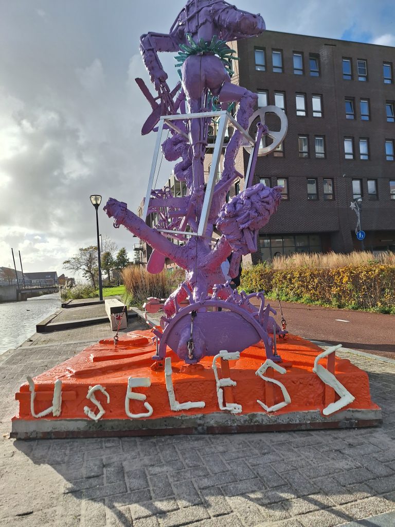 useless kun je lezen als zinloos en als een oproep use less