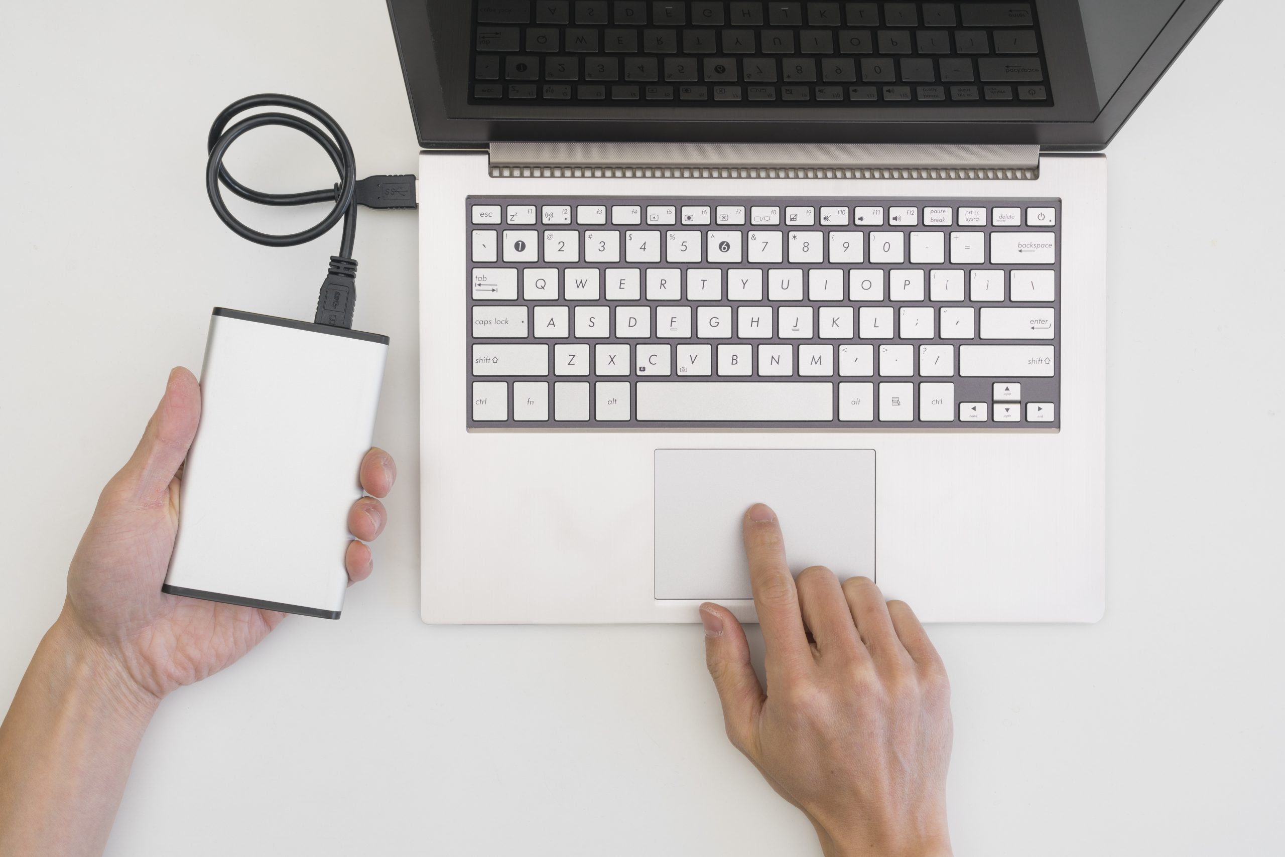 handen achter laptop