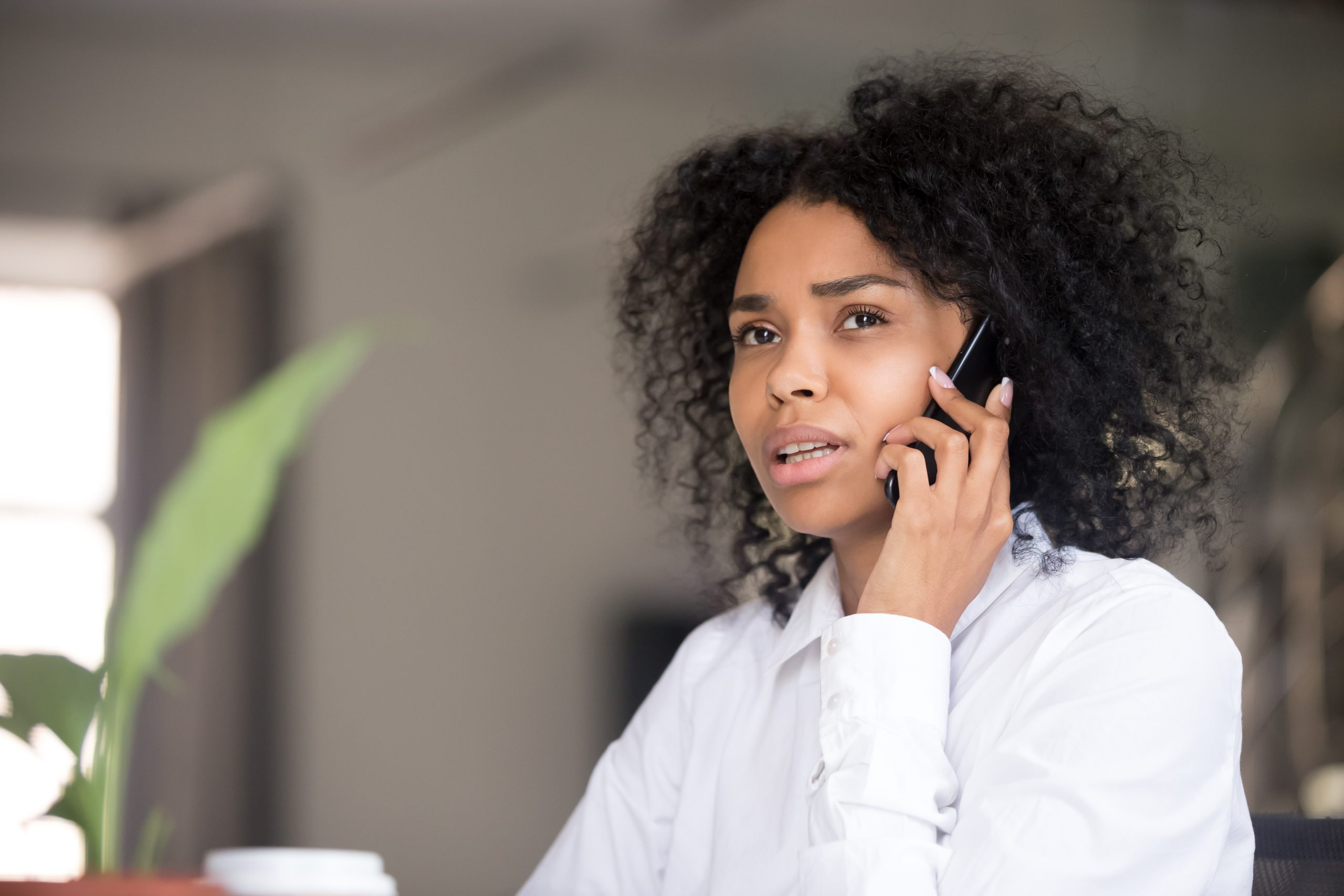 vrouw aan telefoon