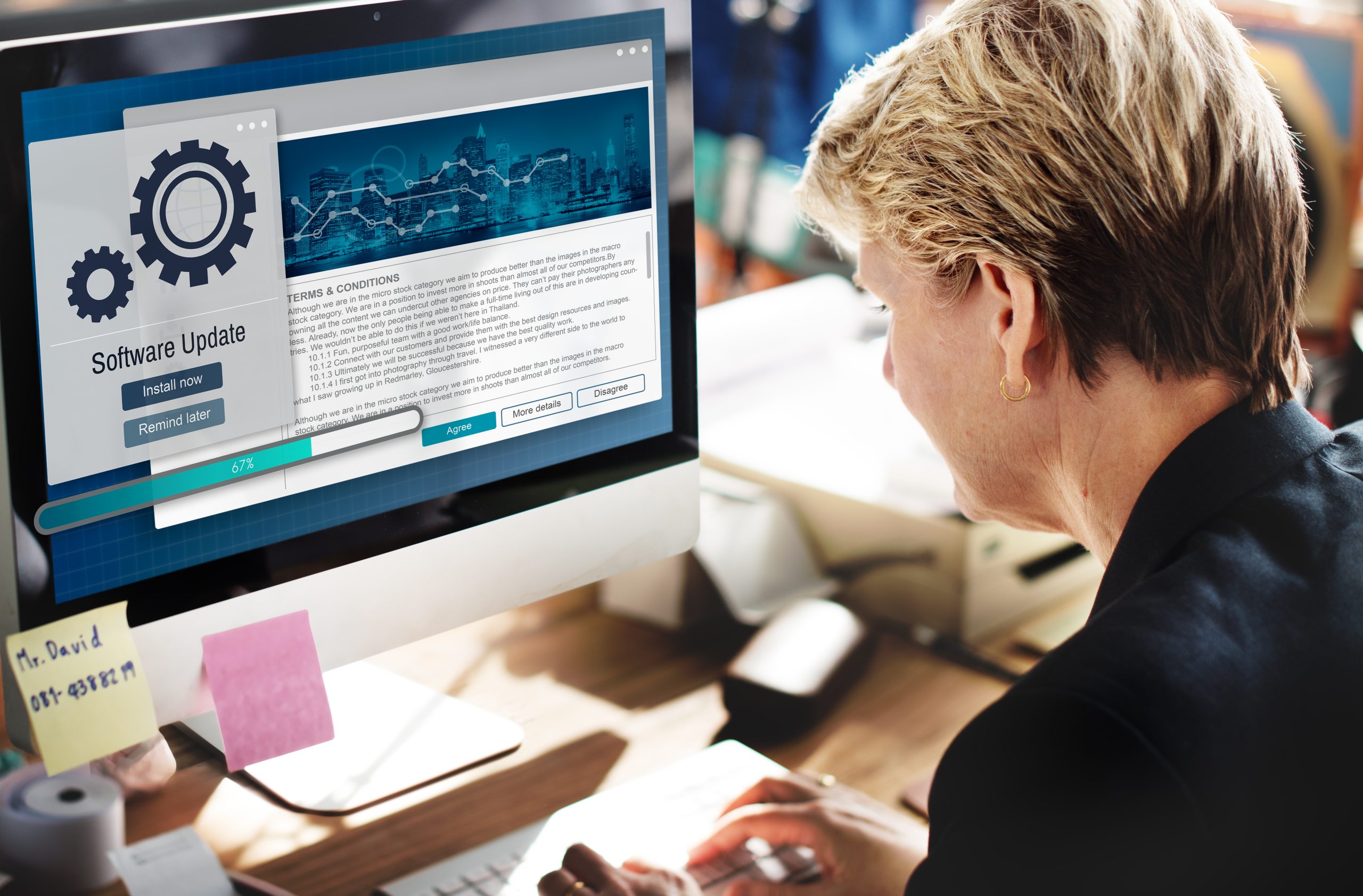 vrouw achter laptop met op scherm softwareupdate