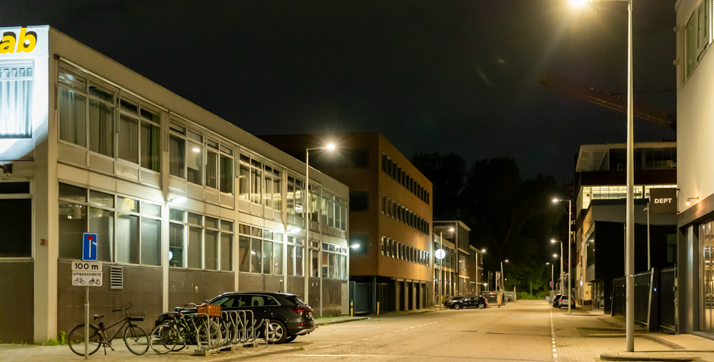 Bedrijventerrein in de nacht.
