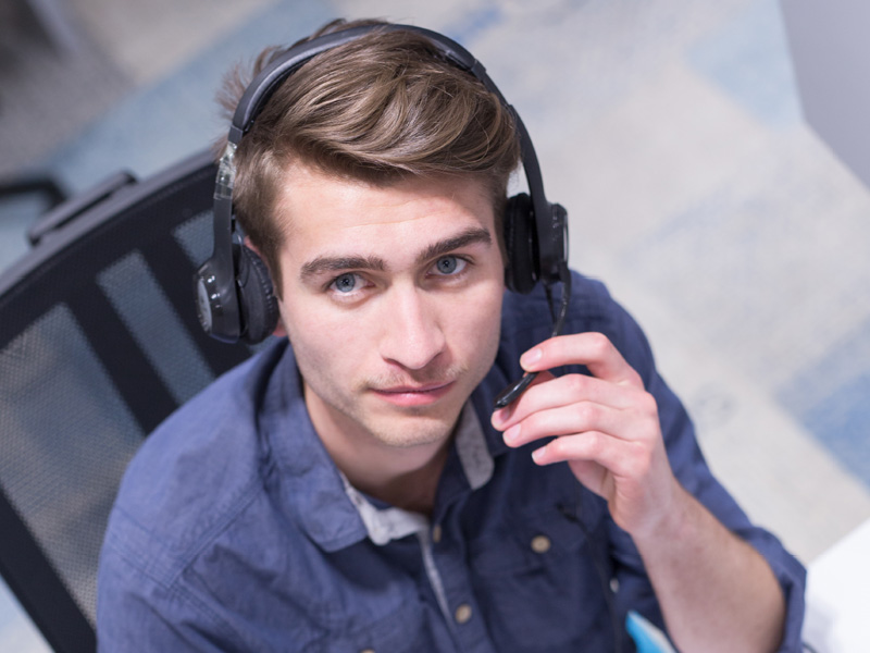 man met headset - ter illustratie van campagne meldpunten online fraude