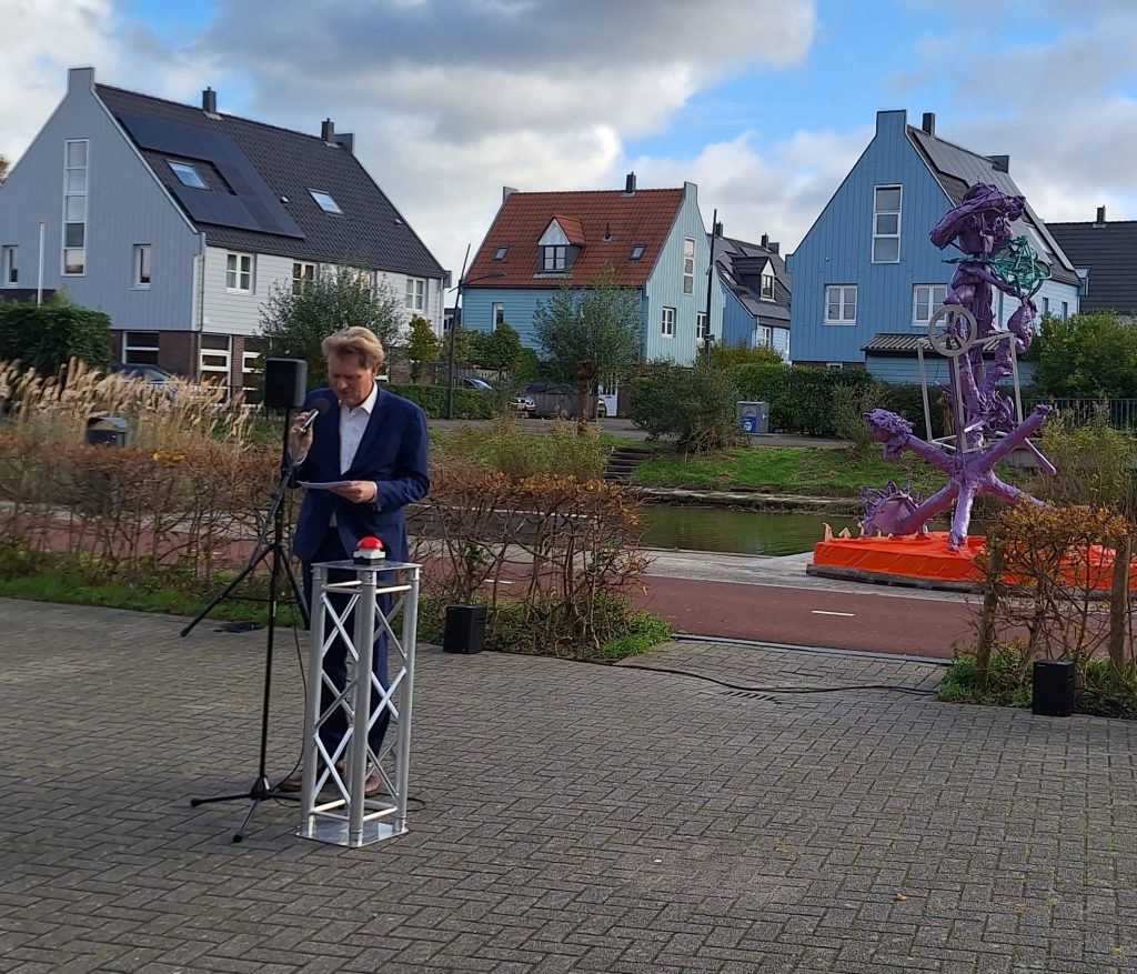 Onthulling De IJzervreter, standbeeld gemaakt van ingeleverde wapens