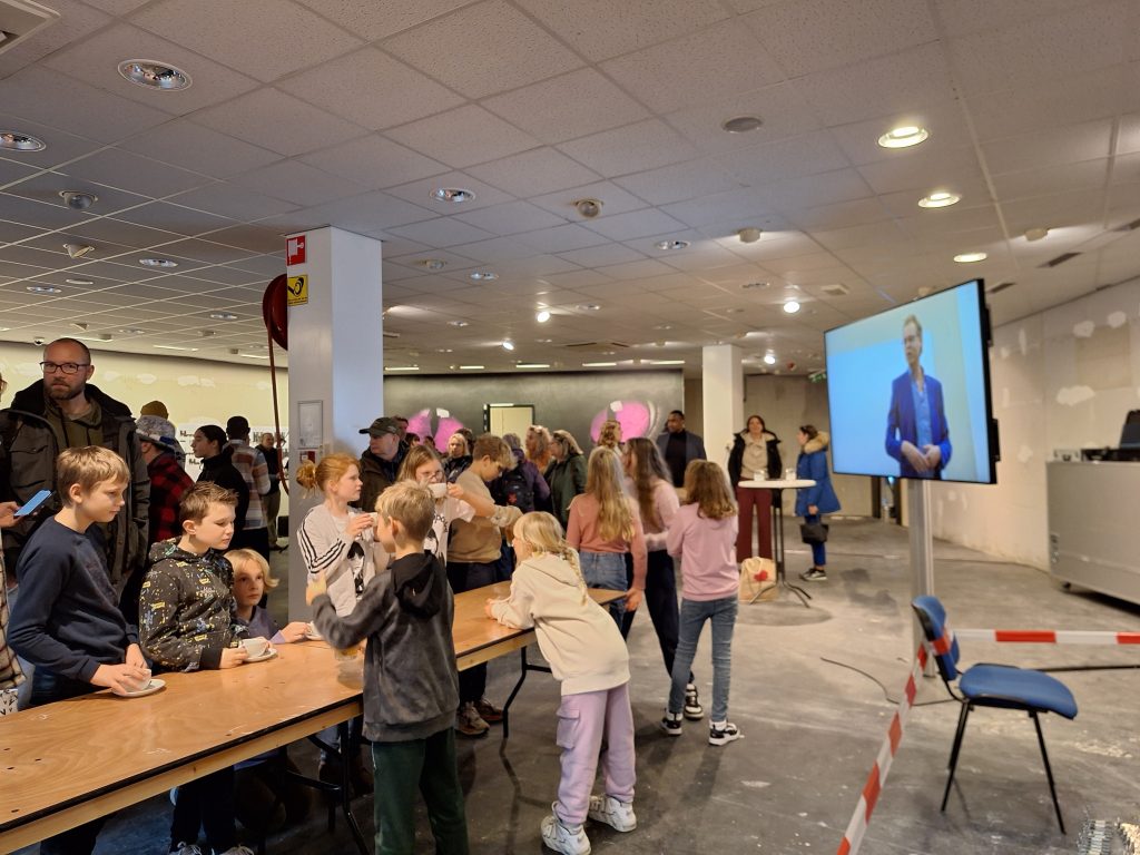 Onthulling De IJzervreter, standbeeld gemaakt van ingeleverde wapens