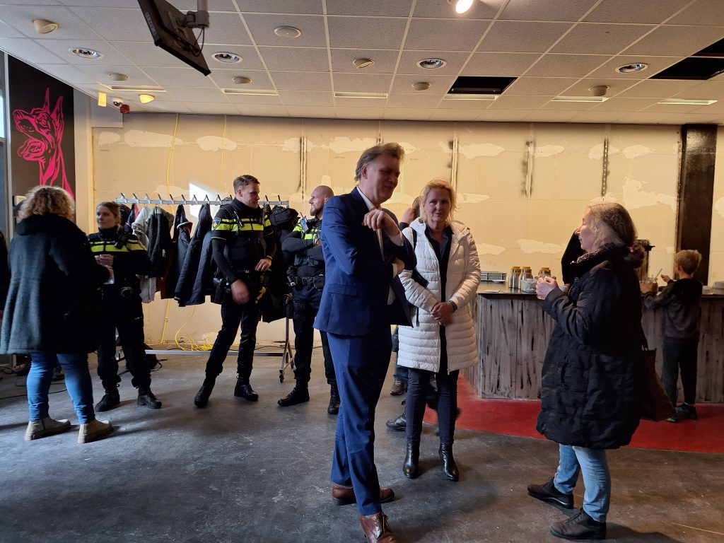 Onthulling De IJzervreter, standbeeld gemaakt van ingeleverde wapens