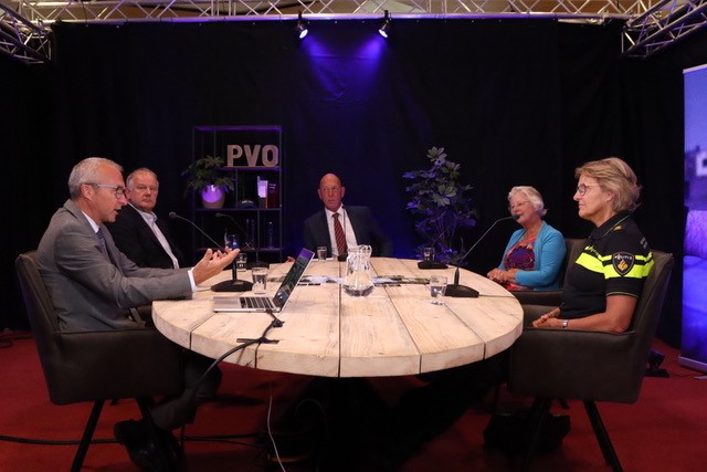 Op de foto van links naar rechts: Paul van der Weiden, Henk van Ommeren,  Anton Jansen, burgemeester Josan Meijers en Elise Meier. Illustratie van het CCV.