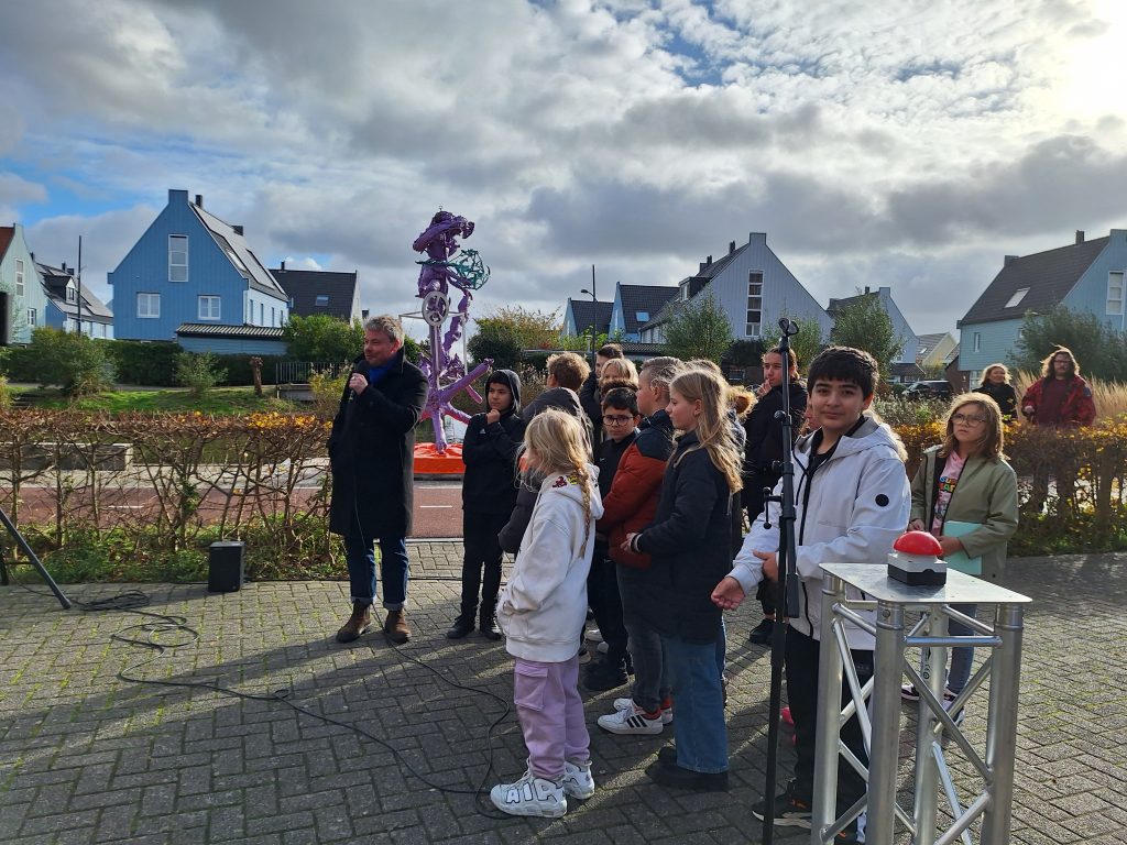 Onthulling De IJzervreter, standbeeld gemaakt van ingeleverde wapens