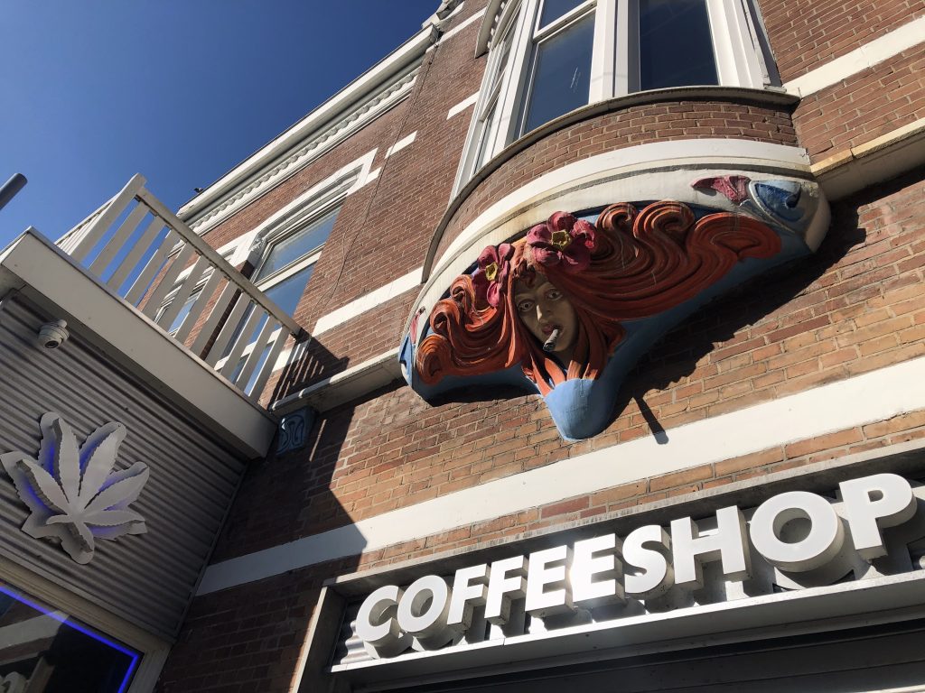 Gevel van een coffeeshop.