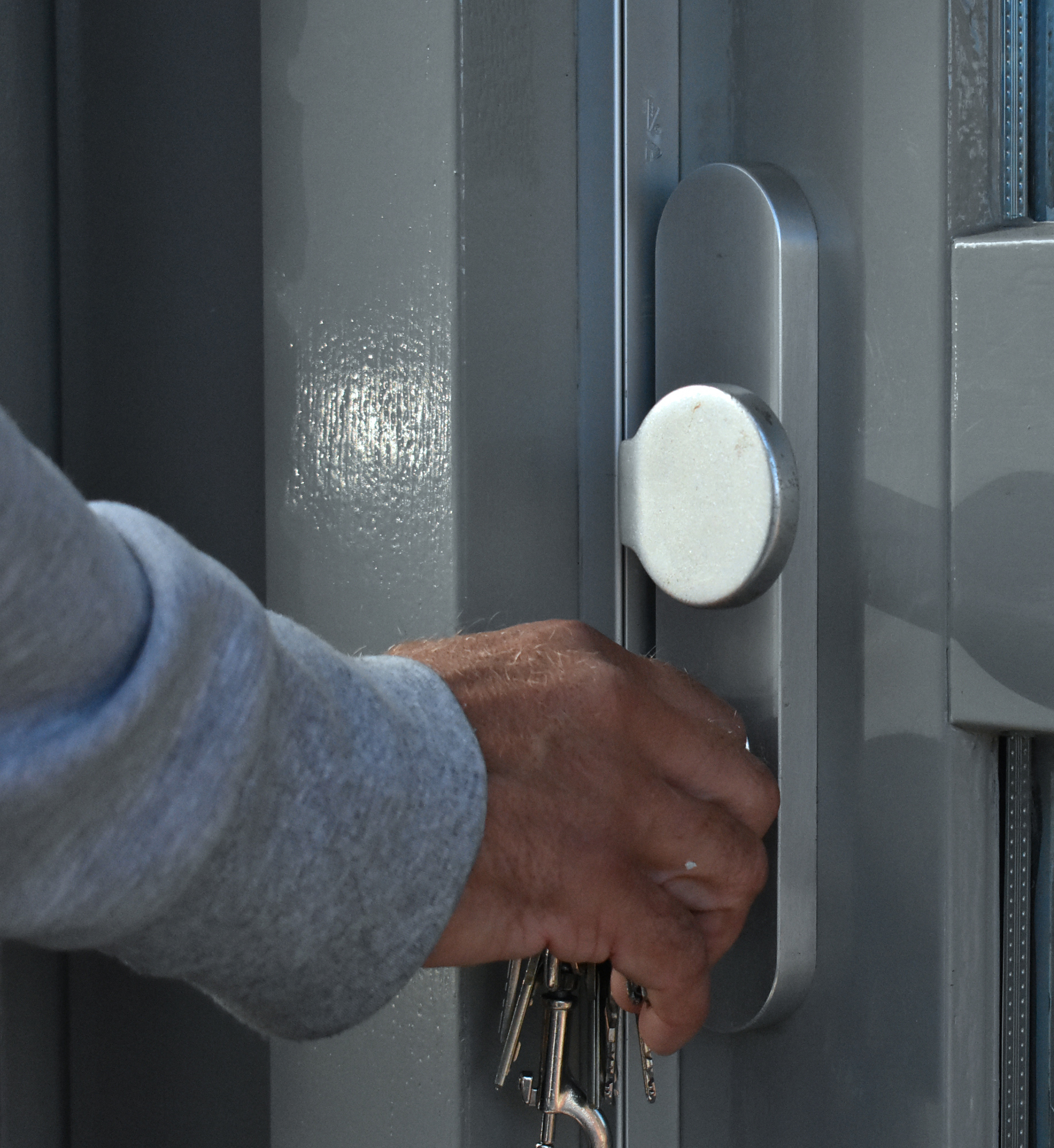 Man opent deur met een sleutel
