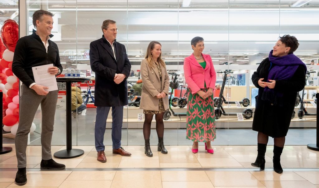 Kees van Mourik, Patrick van den Brink, Tessa van Beekhuizen, Monique Verdier en Sharon Dijksma voor de media markt