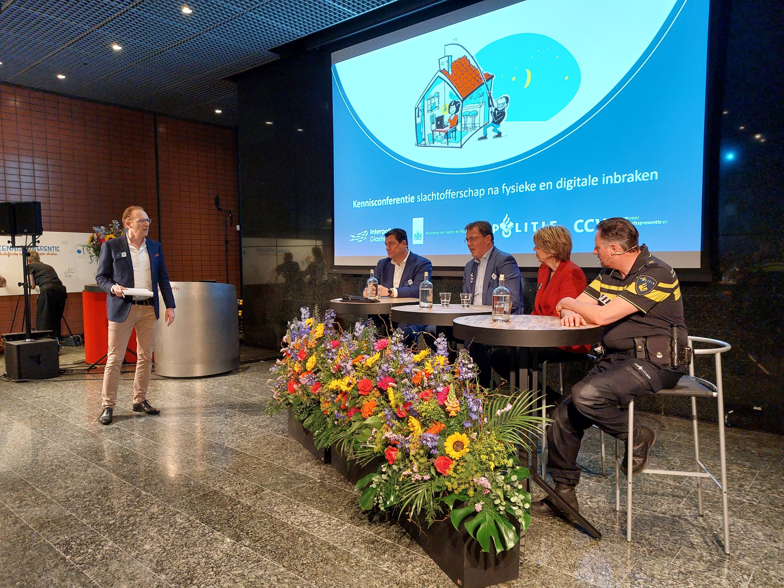Een panel introduceerde het thema. Derde van rechts zit Patrick van den Brink, directeur van het CCV.