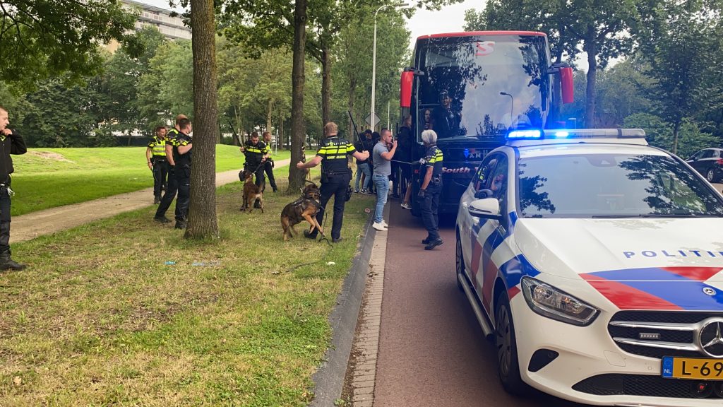 Inzet van politie na confrontatie tussen de harde kernsupporters van Go Ahead Eagles en de harde kern van PEC Zwolle.