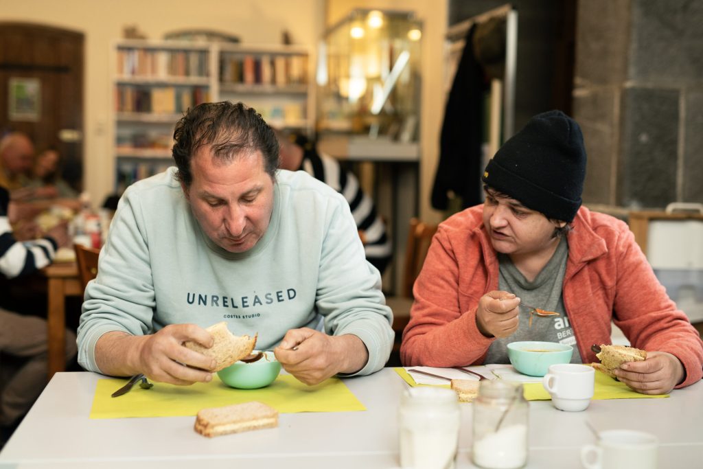 daklozen man en vrouw eten. afbeelding ter illustratie voor een artikel van het ccv.