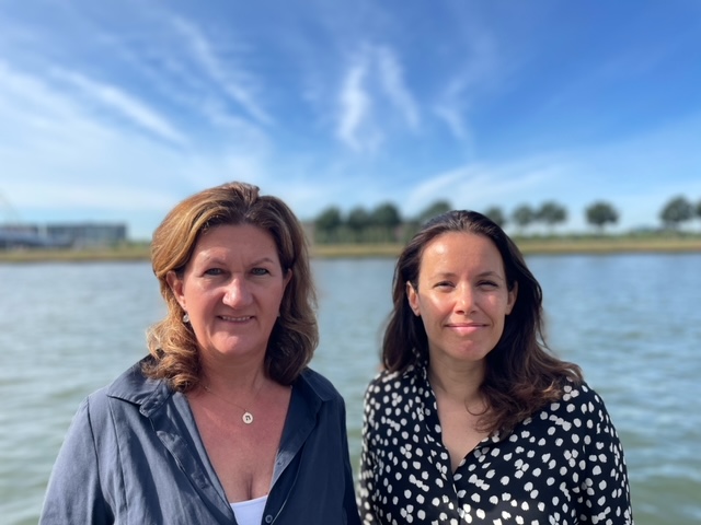 Foto Mirjam en Sara voor artikel over de training toezicht en handhaving