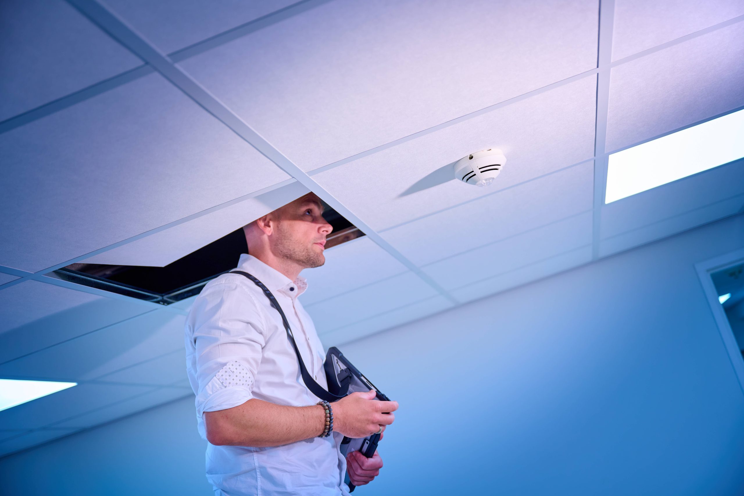 Man bekijkt installatie op plafond