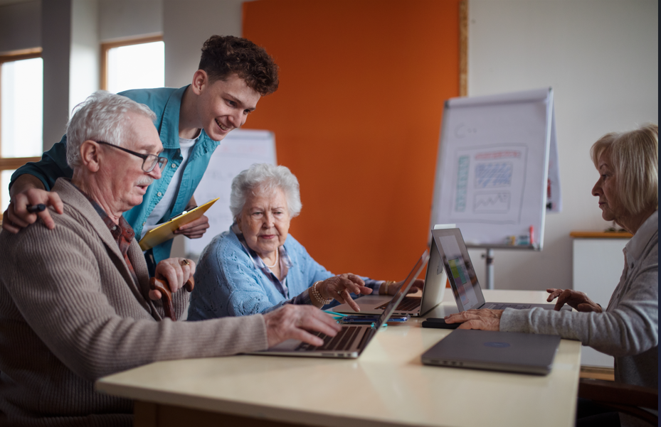 Jongeren helpt ouderen met hun computer