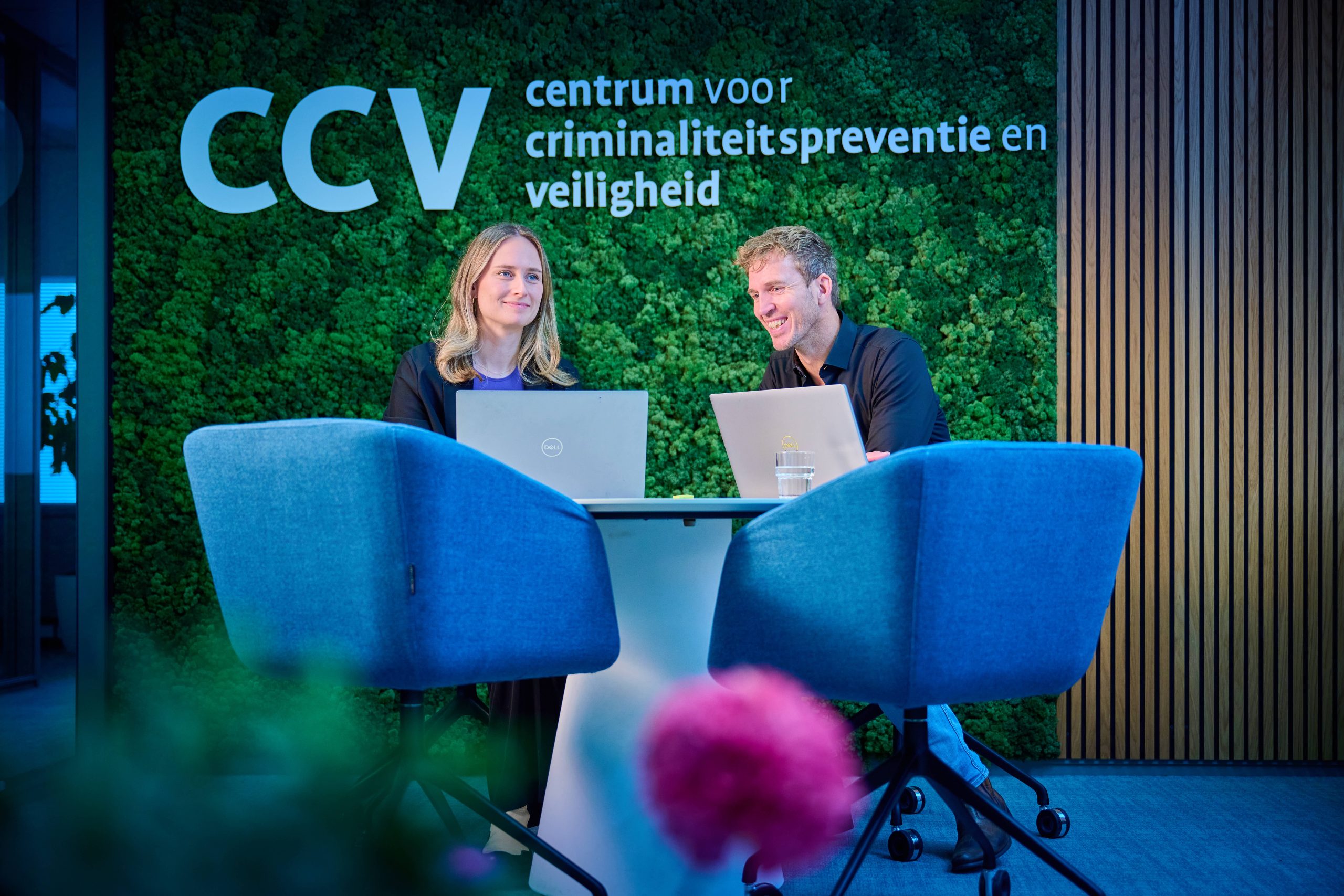 Twee CCV-adviseurs met elkaar in gesprek