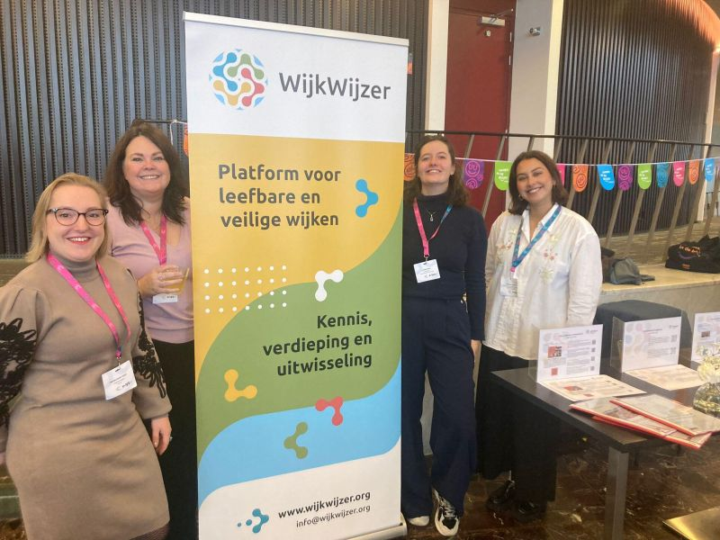 Dorine Peters, 2e van links, bij de stand op het congres. 