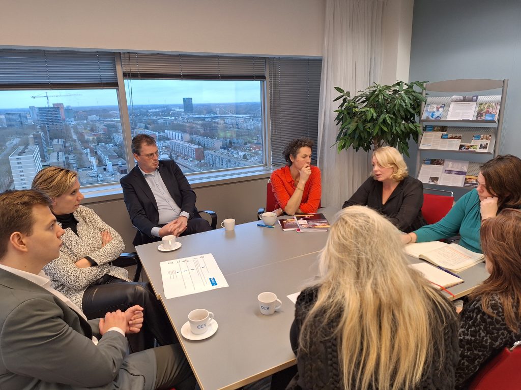 De VVD’ers kregen onder meer speeddates over ondermijning, zorg en veiligheid en cybercrime. Hierbij schoven de experts van het CCV aan.