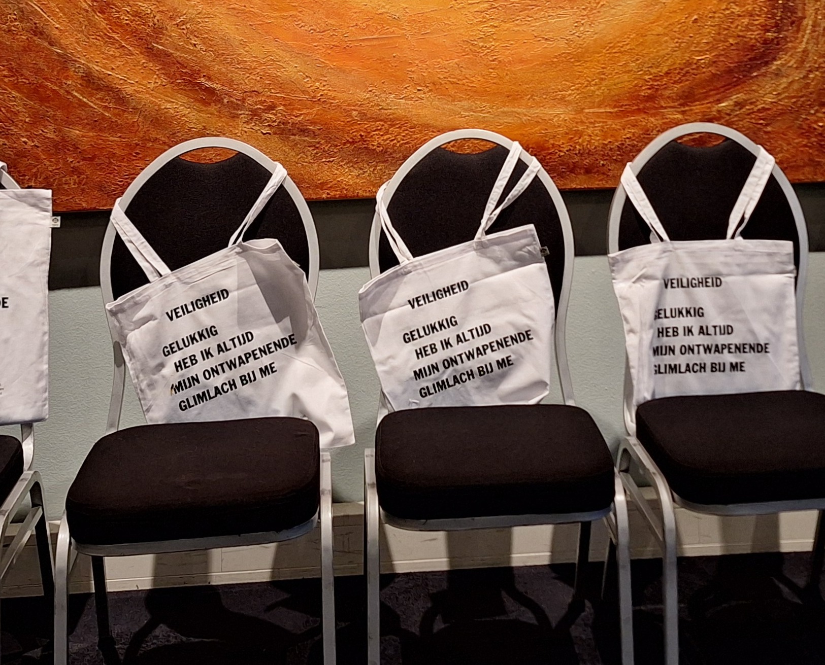Stoelen met goodybags eroverheen van het seminar wapens en jongeren van het CCV