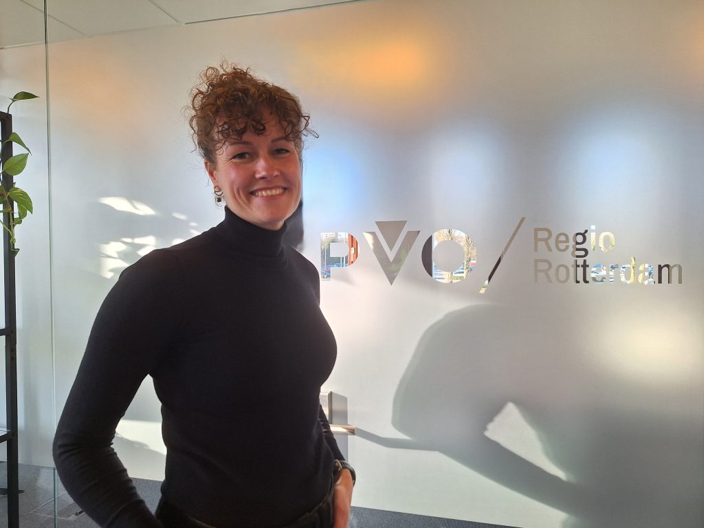 Suus de Kovel op het kantoor van PVO-Rotterdam